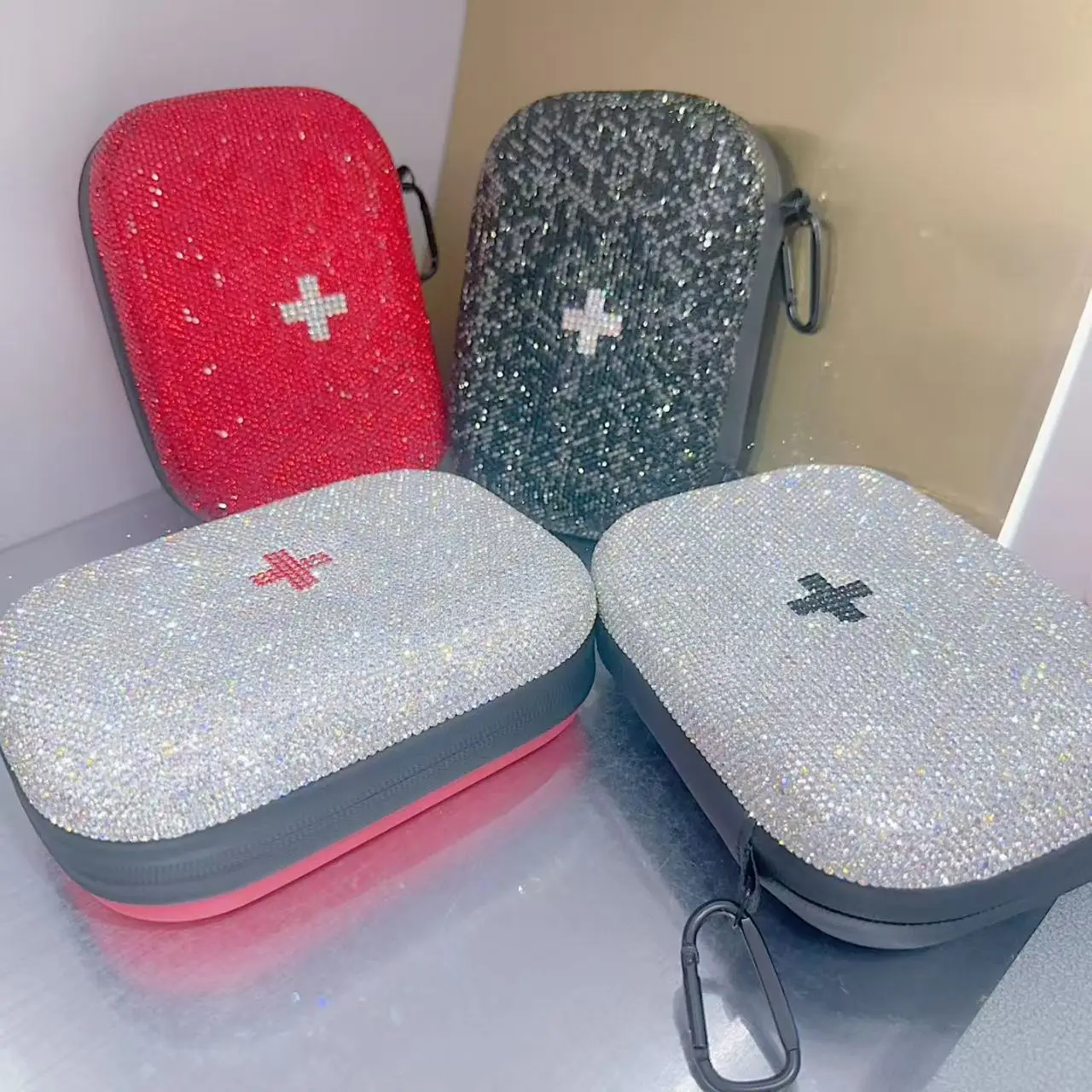 Kreatywna, zdobiona kryształka – First Aid Bag Kit recenzja i cena
